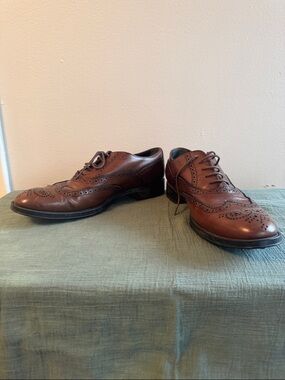 Tod’s brogues, women’s size 9.5, dark brown leather. Classic